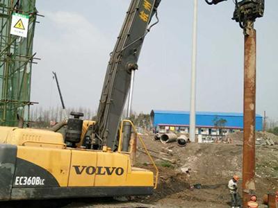 Вибромолот на экскаватор Volvo 360 для забивки свайного фундамента