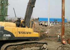 Вибропогружатель бетонных свай на базе экскаватора CAT345